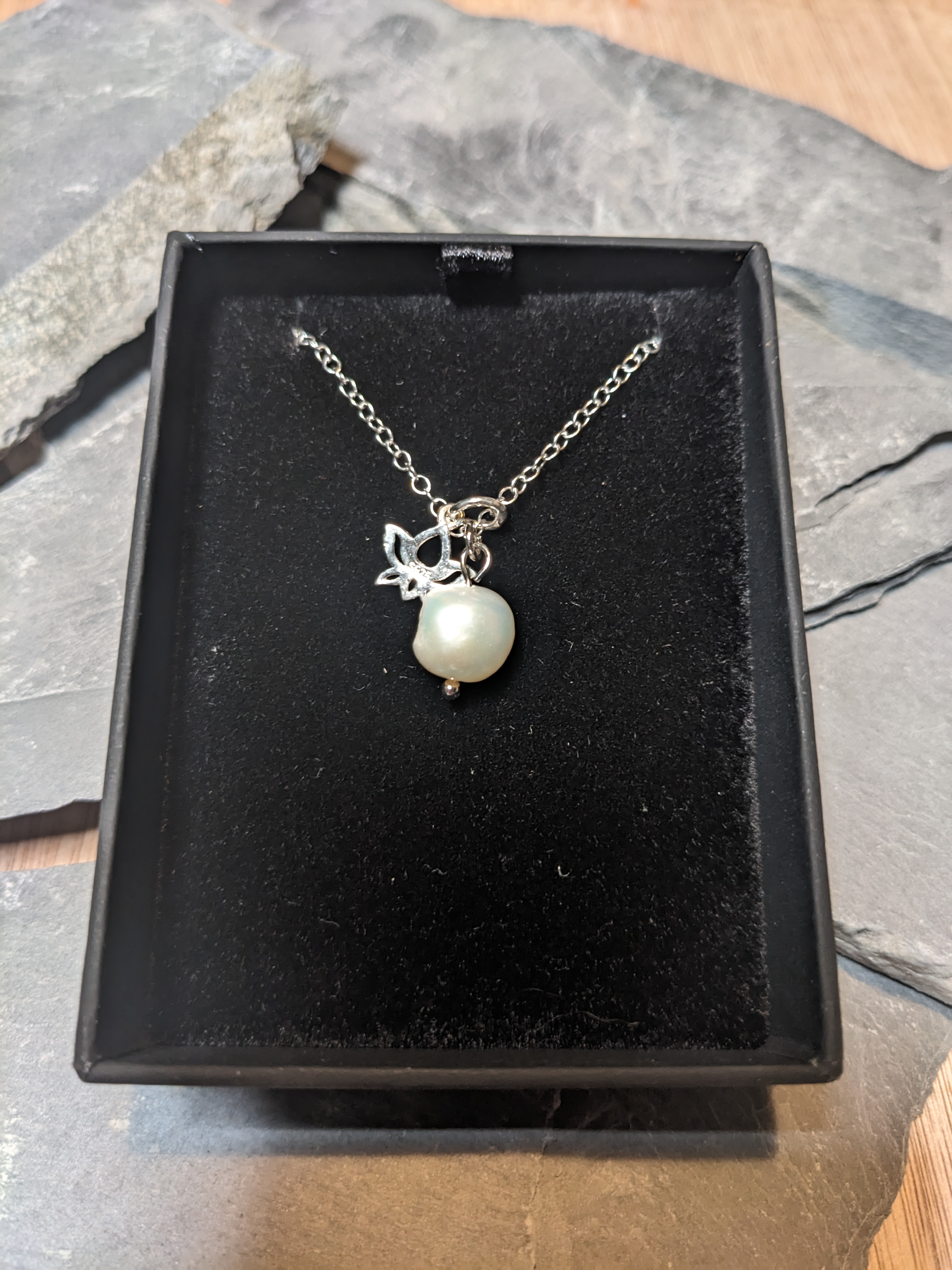 Description of jewellery piece 1