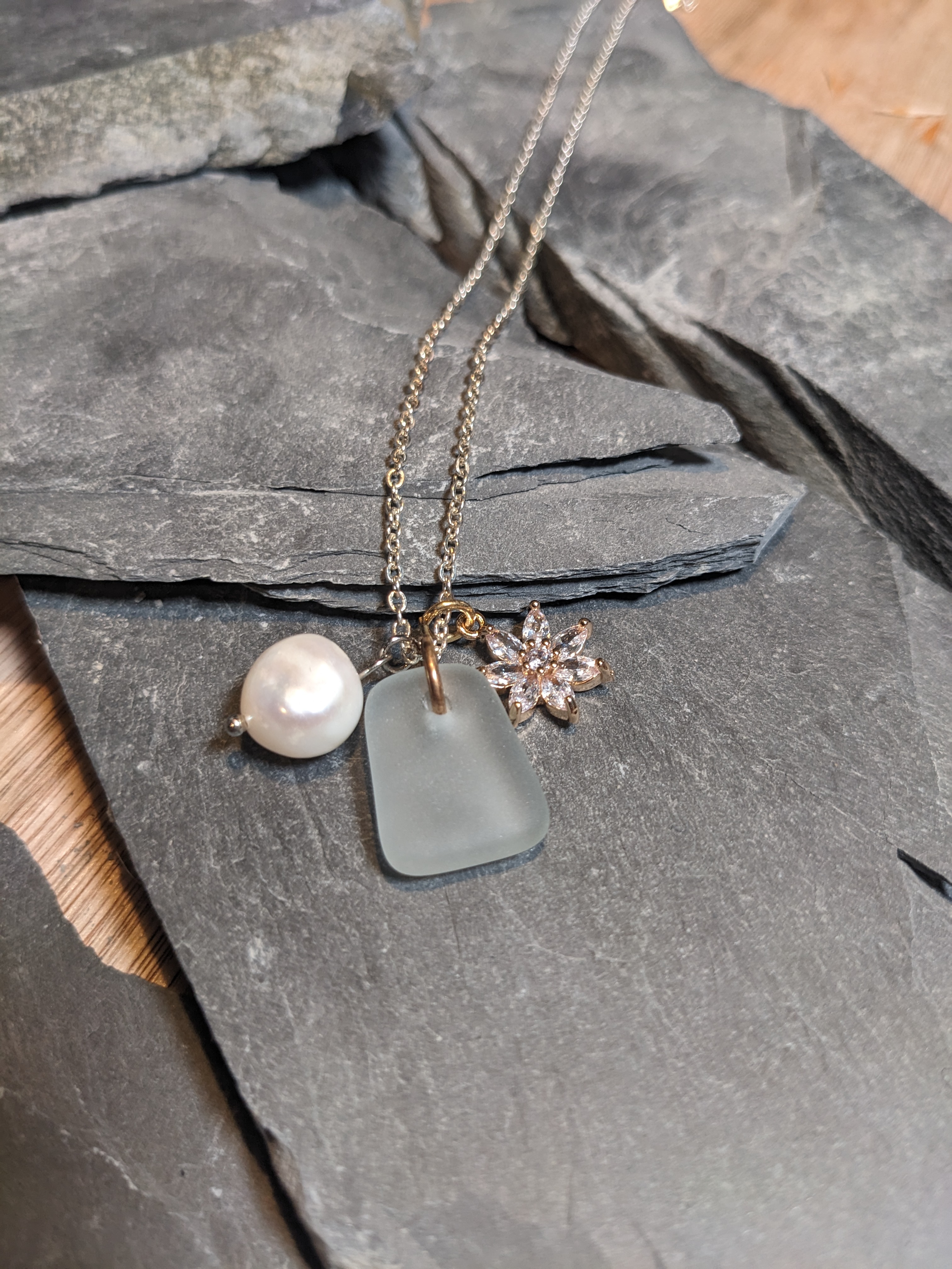 Description of jewellery piece 9